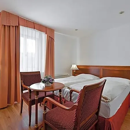 فندق Continental 4*